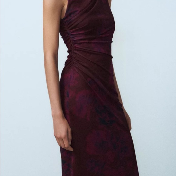 Elegant Burgundy Sleeveless Dress - Picture 2 of 7